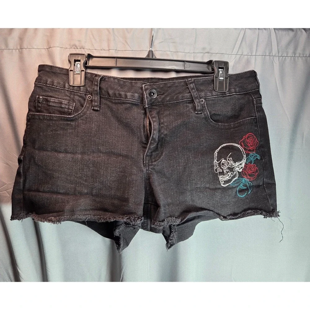 Blackheart Skull & Rose Embroidered Low Rise Size 11 Black Shorts - Picture 1 of 8